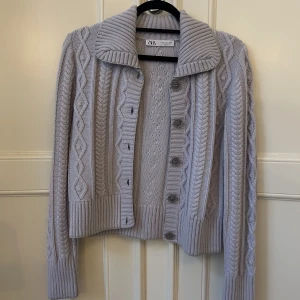 Ljuslila kofta Zara - Första bilden ger mest rättvisa åt färgen. Koftan är ljuslila med silverglittriga sömmar. 