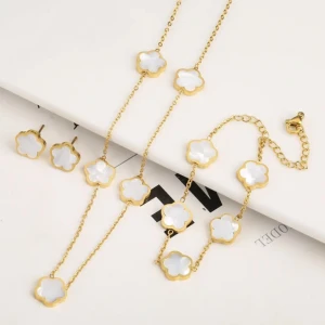 18k guldpläterade halsband och armband och örhängen. - 18k guldpläterade halsband och armband och örhängen. Halsband längd 50 cm blomma bred är 11 mm . Armband längd är 21 cm .