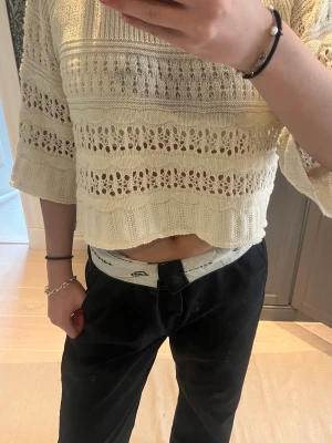 SNYGGA KOSTYMBYXOR - så snygga kostymbyxor!! Man kan ha de uppvikt eller som vanligt💞 de är i bra skick men lite noppriga, det går säkert att få bort!! Det står ingen storlek men passar mig som är s-xs och 163. Köptes för 750kr pris kan självklart diskuteras så lämna förslag💞