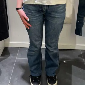 Säljer dom här jättefina midwaist flare jeans från Gina 💕 Bra skick, uppsydda längst ner för att dom ska passa i  längden  för någon som är ca 158 cm 💗
