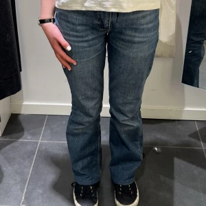 Gina Jeans - Säljer dom här jättefina midwaist flare jeans från Gina 💕 Bra skick, uppsydda längst ner för att dom ska passa i  längden  för någon som är ca 158 cm 💗