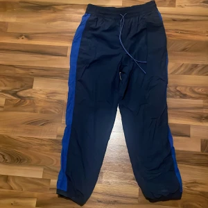 Träningsbyxa - Oanvända byxor pga för stor storlek. Nypris 299kr