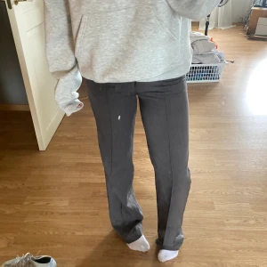 Kostymbyxor  - Kostymbyxor från madlady, jätte bra skik och köpta för 600kr Längt: 32 St:32/xs