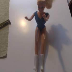 Barbiedocka sedan början på 70talet Original kläder o frisyr