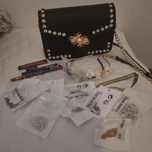 Väska + Acessorer - Väskan plus sminket och smycken allt för 200 kr   Pm vid frågor 