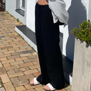 Svarta linnebyxor - Säljer dessa snygga linnebyxor som var väldigt populära från Zara förra sommaren! Säljer då jag är känslig för tyget! Jag är ca 170 cm lång!