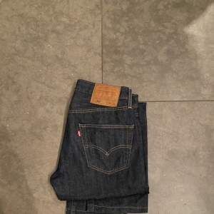 Levis jeans i storlen 28/32, lite upplagda men syns inte. 501.