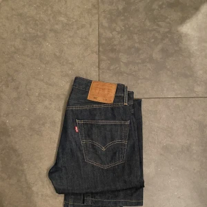 Levis 501 jeans - Levis jeans i storlen 28/32, lite upplagda men syns inte. 501.