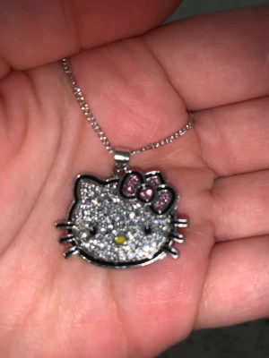 HELLO KITTY HALSBAND - hello kitty halsband🫶