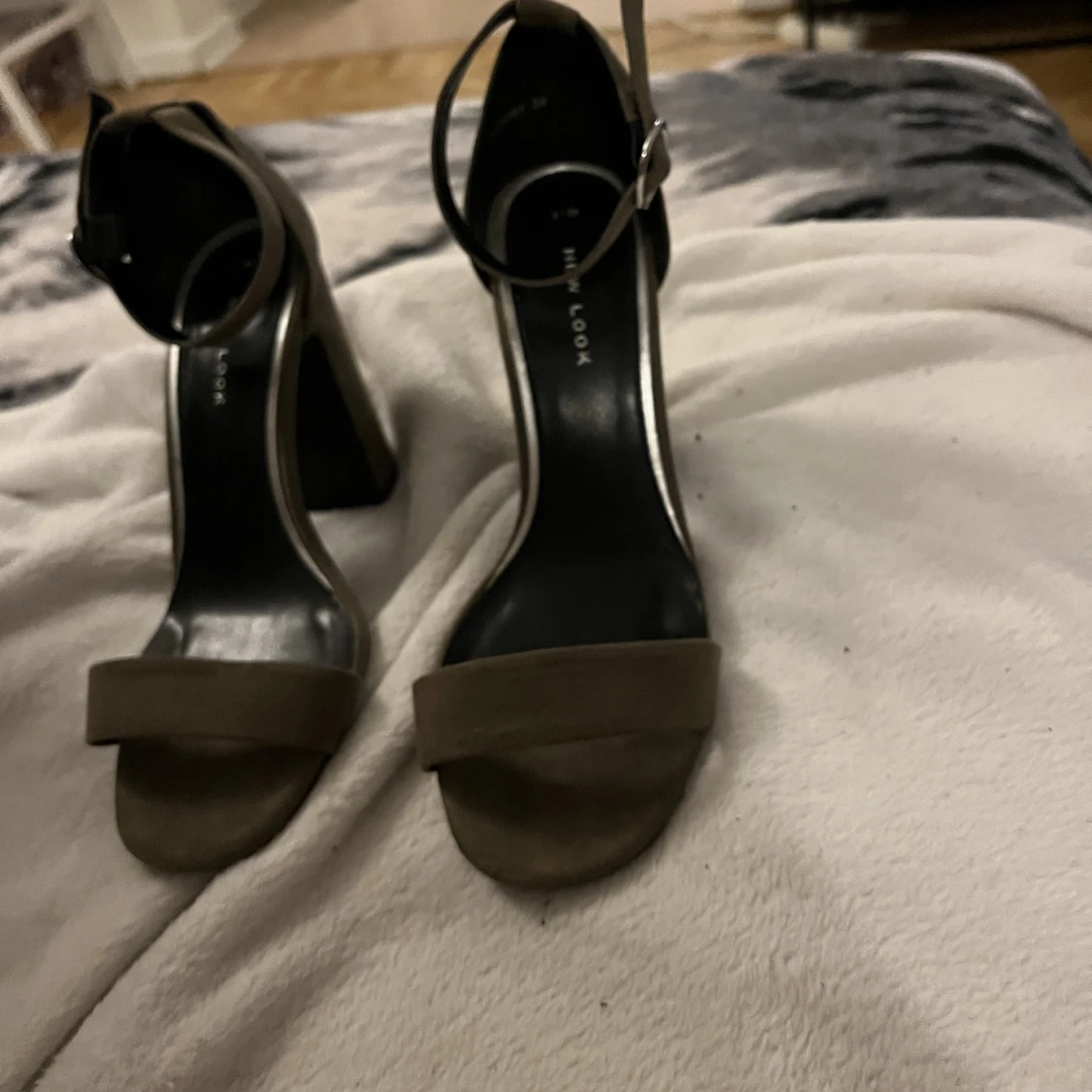 Högklackade skor - 90