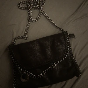 Svart väska  - Använder knappt längre. Passar till allt och man får plats med mycket!!💗💗Kan tänka mig att diskutera priset vid snabb affär!