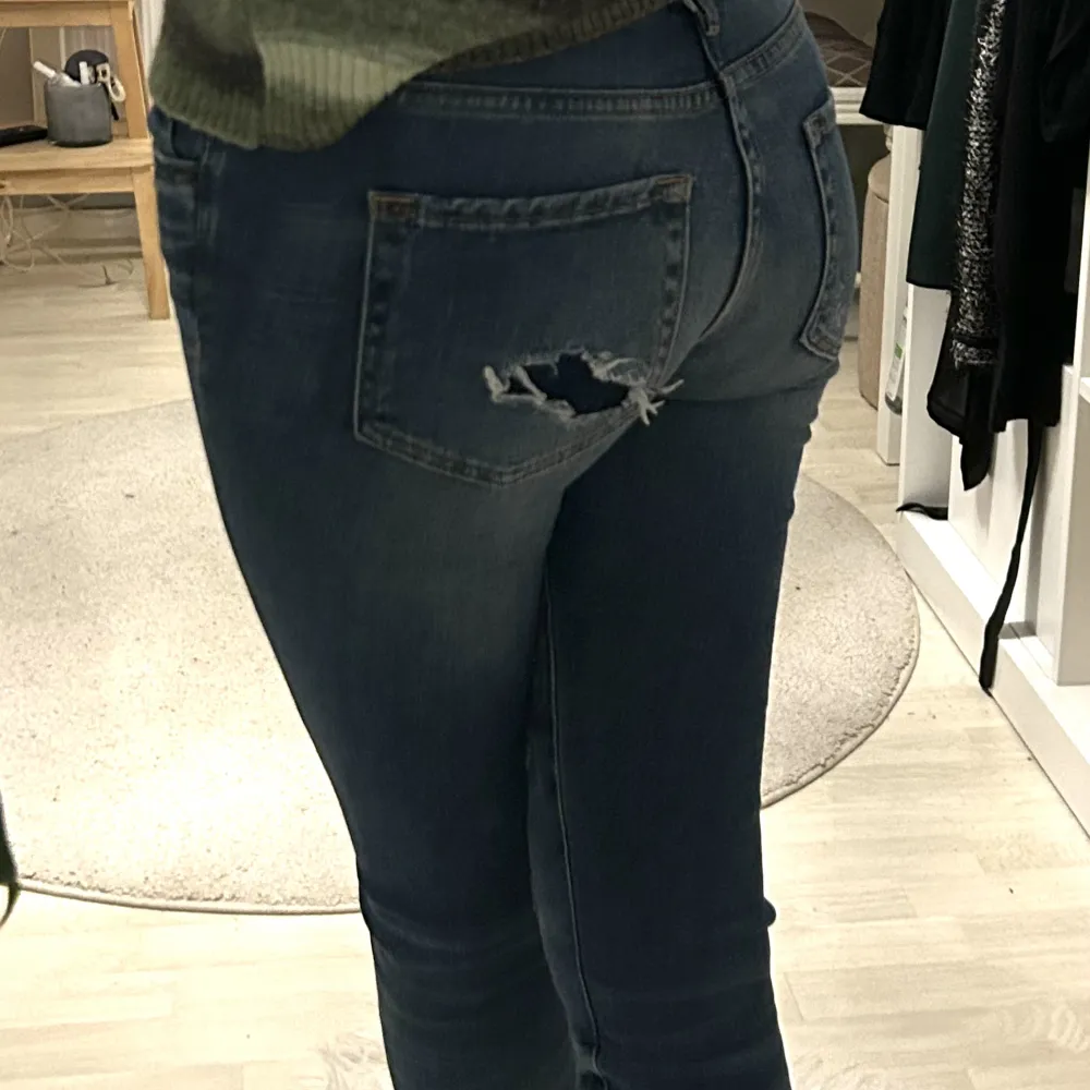 den gamla modellen på lågmidjade zara jeans, är strlk xs/s och 167❣️. Jeans & Byxor.