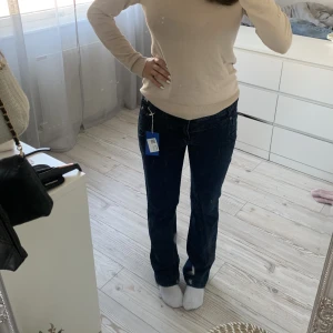Jeans - Säljer dessa pga köpte på Sellpy men var tyvärr för stora, lappen sitter kvar. Fint skick och vad jag kan se inga defekter alls 🙌🏻  Som sagt köpta på Sellpy men märket är X-mail  Står 36 men skulle säga att de passar även 38💕