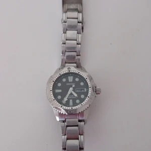 Seiko klocka - Säljer min klocka som är värd 3000 kr eftersom jag inte använder den längre. Har många andra klockor och den ligger ba på hyllan med många andra. Skick 8.5/10. Batterierna har dött och behöver bytas. Vattentätt upp till 200 meter. Ett bra byte accepteras.