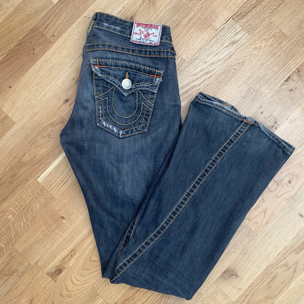 Nu säljer jag mina super snygga äkta true religion jeans som är low waist och bootcut. Säljer pga har för mkt jeans. Jag köpte dom från Tina Adesjö(sista bilden är hennes)för runt 1200 och nu säljer jag dom för 999. Bra skick med bara lite defekter.. Jeans & Byxor.