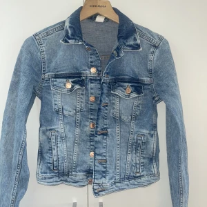 Jeansjacka - En blå jeansjacka med knappar, har använts mycket och håller fortfarande, mycket bra inför hösten 