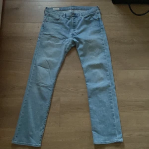 Levi’s jeans  - Blåa Levís jeans i modellen 501. Väl använda men ändå i fint skick.