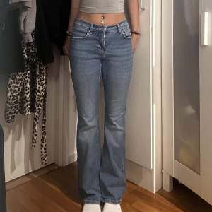 Low waist jeans, köpta för 500! Litet hål som går att sy vid rumpan men inga andra problem