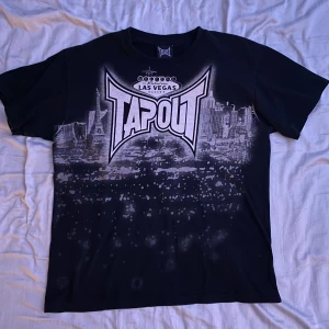 Tapout T-shirt  - Riktigt fet tapout men den va tyvärr för lite, den har ett litet hål på armen  