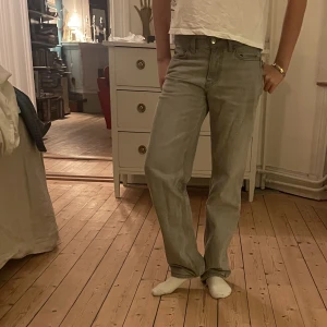 lågmidjade jeans - Lite mer ”baggy” jeans från Gina tricot. Jättefina men kommer inte till användning, bra skick såklart! Köpta för 500kr!🤗