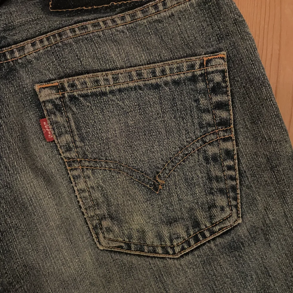 Ett par så himla snygga vintage Levis jeans. De är lågmidjade och bootcut. Kommer tyvärr inte till användning😓🤗Jag är 160cm! . Jeans & Byxor.