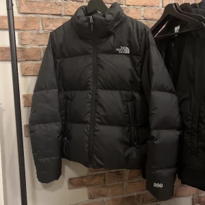 North face puffer jacka - Köpt på secondhand butik. Jackan är som ny! Finns en avtagbar luva också (ej med på bild). Skicka pm vid intresse 🌼