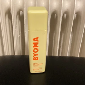 Byoma cleanser - Köpte den men jag fick en som fungerade bättre sen, grejen har aldrig nåt min hud och jag har använt den 2 gånger så den är nästan helt full!