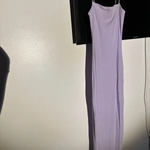 Ljus lila maxiklänning - Ljus lila maxiklänning i storlek S
