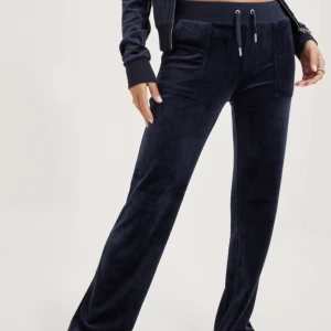 Juicy couture byxor - Säljer dessa då dom aldrig används! Använda men bra skick därav priset 😇 skickar gärna fler bilder 