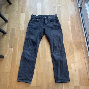 Svart/gråa jeans  - Fina Jeans i bra skick  Reagular fit 