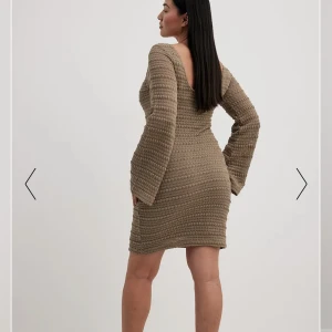 Virkad strukturerad miniklänning - Den här klänningen har en minilängd. Den har en virkdesign och en båtringning. Den här klänningen har en öppen ryggdesign, utsvängda långa ärmar och en helfodring. Storlek XS men är väldigt stretchig så passar S, och även mig i M. Älskar den men för kort❤️