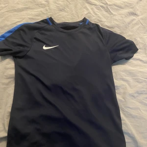 Nike träningströja - En mörkblå nike tränings t shirt. Skick 8/10
