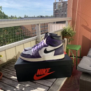 Jordan 1 court purple high - Jordan 1 court purple high size us 10.5/eu 44.5 Orginallåda och både svarta och lila skosnören ingår.  Nypris på stockx 420$ 