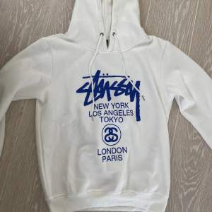 säljer min vita stüssy hoodie då ja har en liknande💞den e storlek S men sitter oversized på mig som e 165(dm för bilder). har ej äkthetsbevis då den köptes av någon annan!! men materialet är tjockt o tagsen ser bra ut. nyskick o inga defekter💞