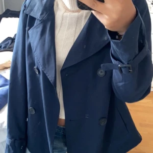 Kappa - En marinblå kappa från zalando, kommer inte till användning längre, buda gärna!