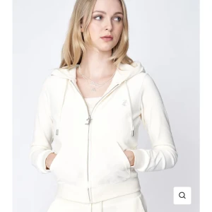 Juciy couture set  - Säljer mitt nästintill nya juciy coture set i storlek M 🤍