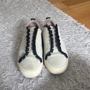 K cobler sneakers i 37 ej använda men köpta på sellpy som använts av någon annan men i fint skick