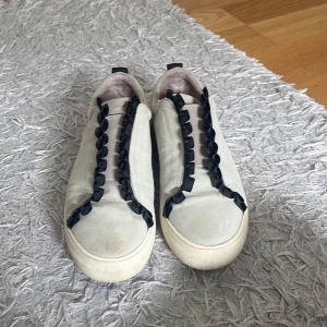 K Cobler sneakers - K cobler sneakers i 37 ej använda men köpta på sellpy som använts av någon annan men i fint skick