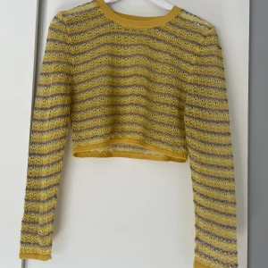 Oanvänd topp - En oanvänd topp från Zara i storlek L