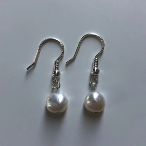 Örhängen sötvattenspärlor Sterling Silver - Örhängen med sötvattenspärlor, tillverkade i Sterling Silver 925 av mig :) 