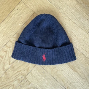 Ralph lauren mössa - Tja, jag säljer nu min snygga Ralph lauren mössa! Inga defekter eller fel. nyskick. Nypris 700kr. Mitt pris 200kr. Tveka inte på att skriva till mig vid frågor och funderingar!