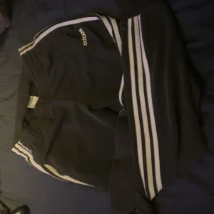 Adidas mjukisbyxor - Adidas byxor, använda sparsamt, sköna.