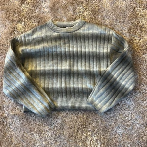 Stickad tröja - En stickad tröja från hm, bra skick. Andvänds få tall gånger