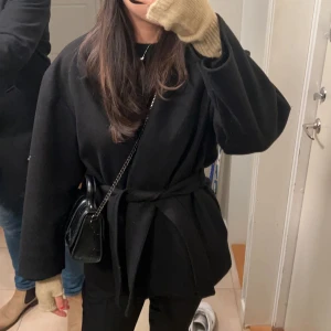 Svart kort kappa - Jättesnygg svart kort kappa! Köpt förra hösten från missay🤍 i väldigt bra skick!! Skriv vid frågor