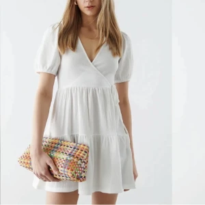 Vit klänning - Vit klänning från Gina tricot. Köpt för 349kr använd några gånger.