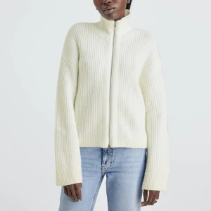 stickad kofta - superfin stickad kofta från bikbok, strl XS men passar S o säkert M också. Nypris 499. Säljer för 250 plus frakt. Inte alls mycket använd så i nyskick. 