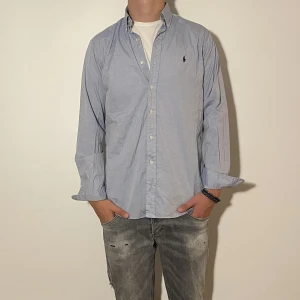 Ralph Lauren Skjorta - Ralph Lauren Skjorta - storlek M/L - varan är i fint skick men tecken på användning- modellen är 188cm och 83kg - vid frågor eller funderingar är det bara att skriva!