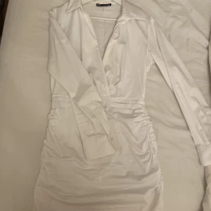 Vit skjortklänning - Klänningen är från zara och verkar vara slutsåld. Användt 1 gång, köparen står för frakten 80kr.