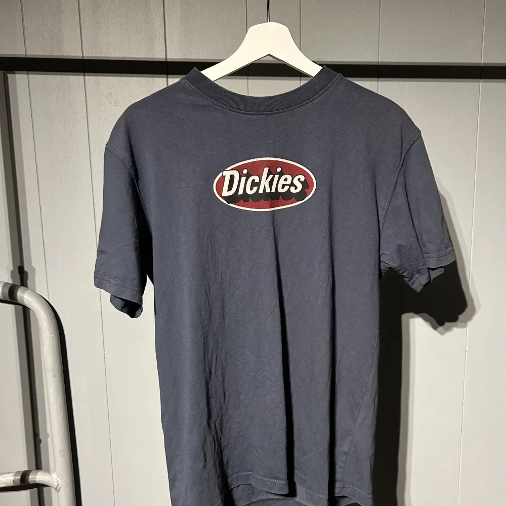 En mörkblå dickies T-shirt i gott skick.. T-shirts.