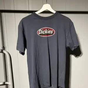 En mörkblå dickies T-shirt i gott skick.